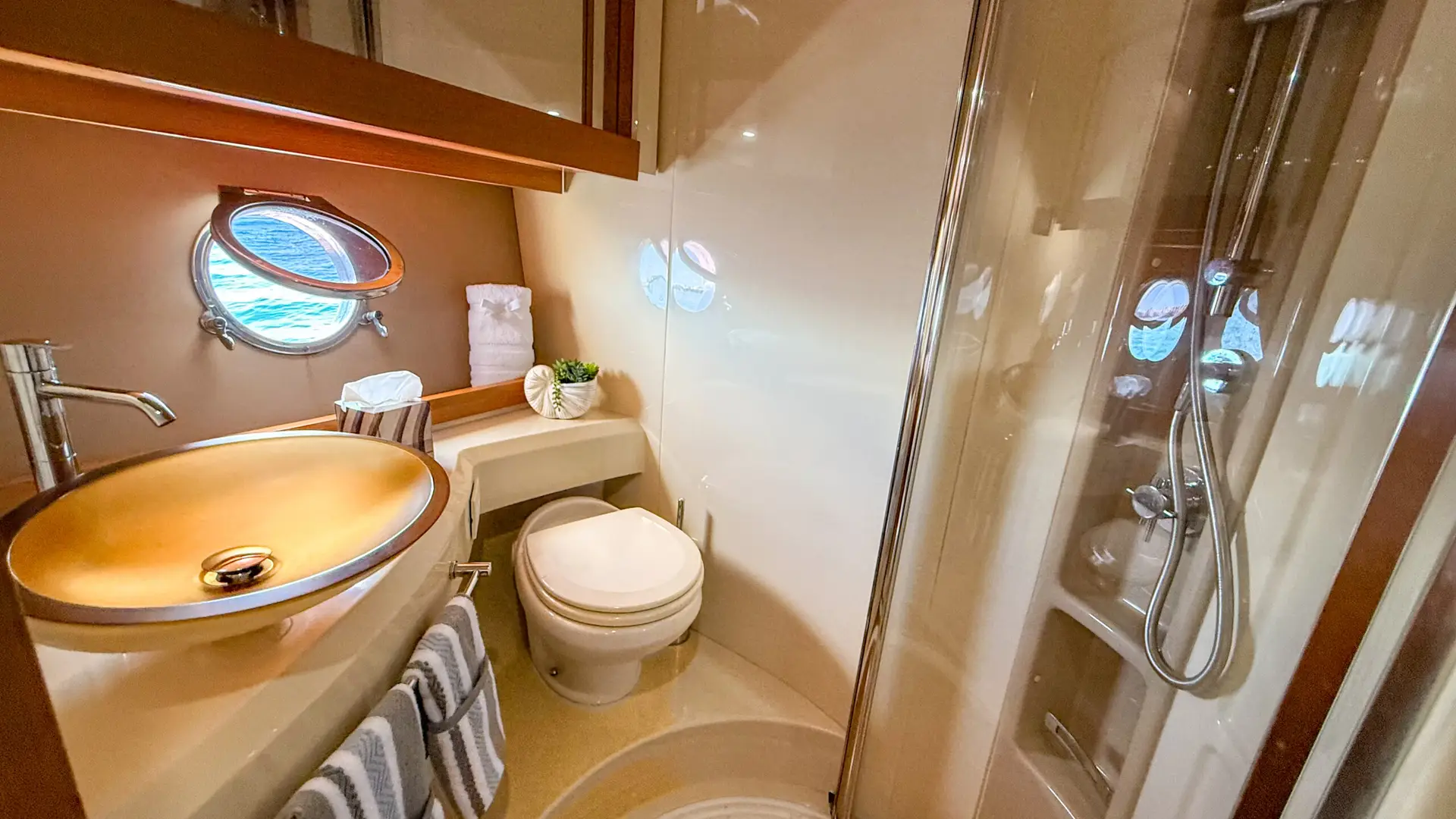 Compact galley